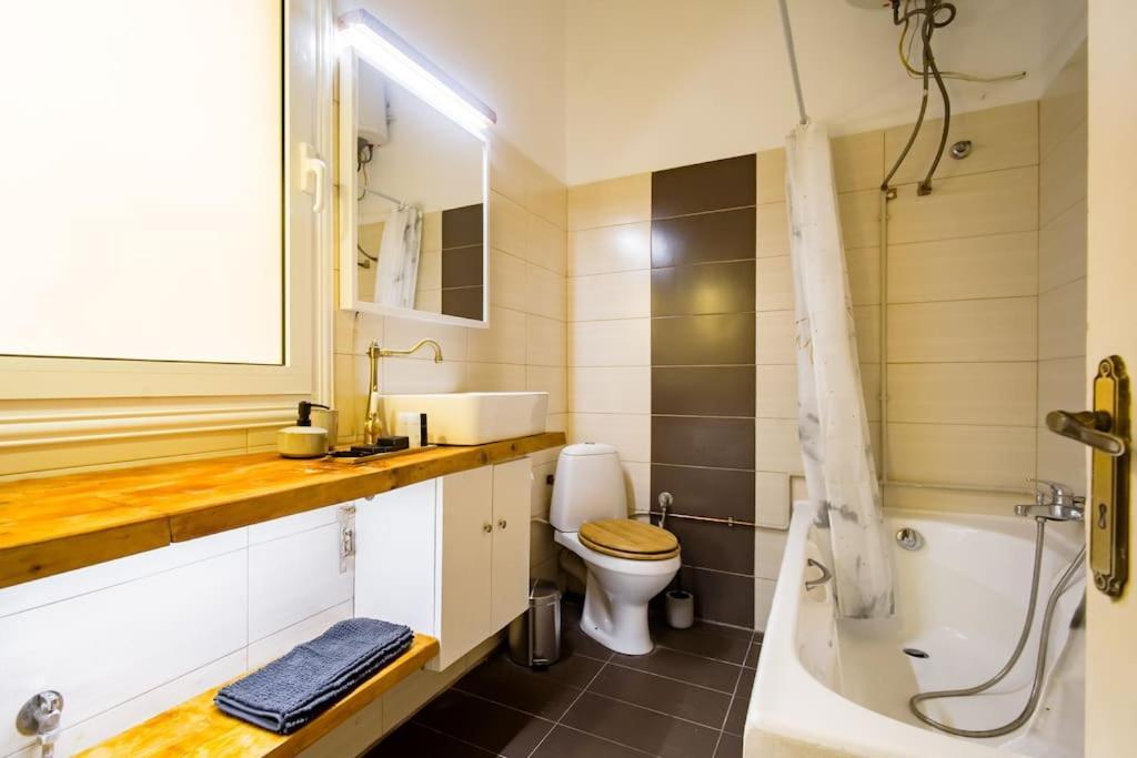 Emporikon Apartment Steps From Historic Center أثينا المظهر الخارجي الصورة